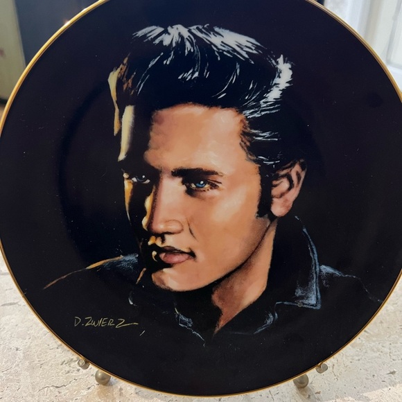 Set of Three Elvis Presley Collector Plates with Stands - Picture 6 of 7